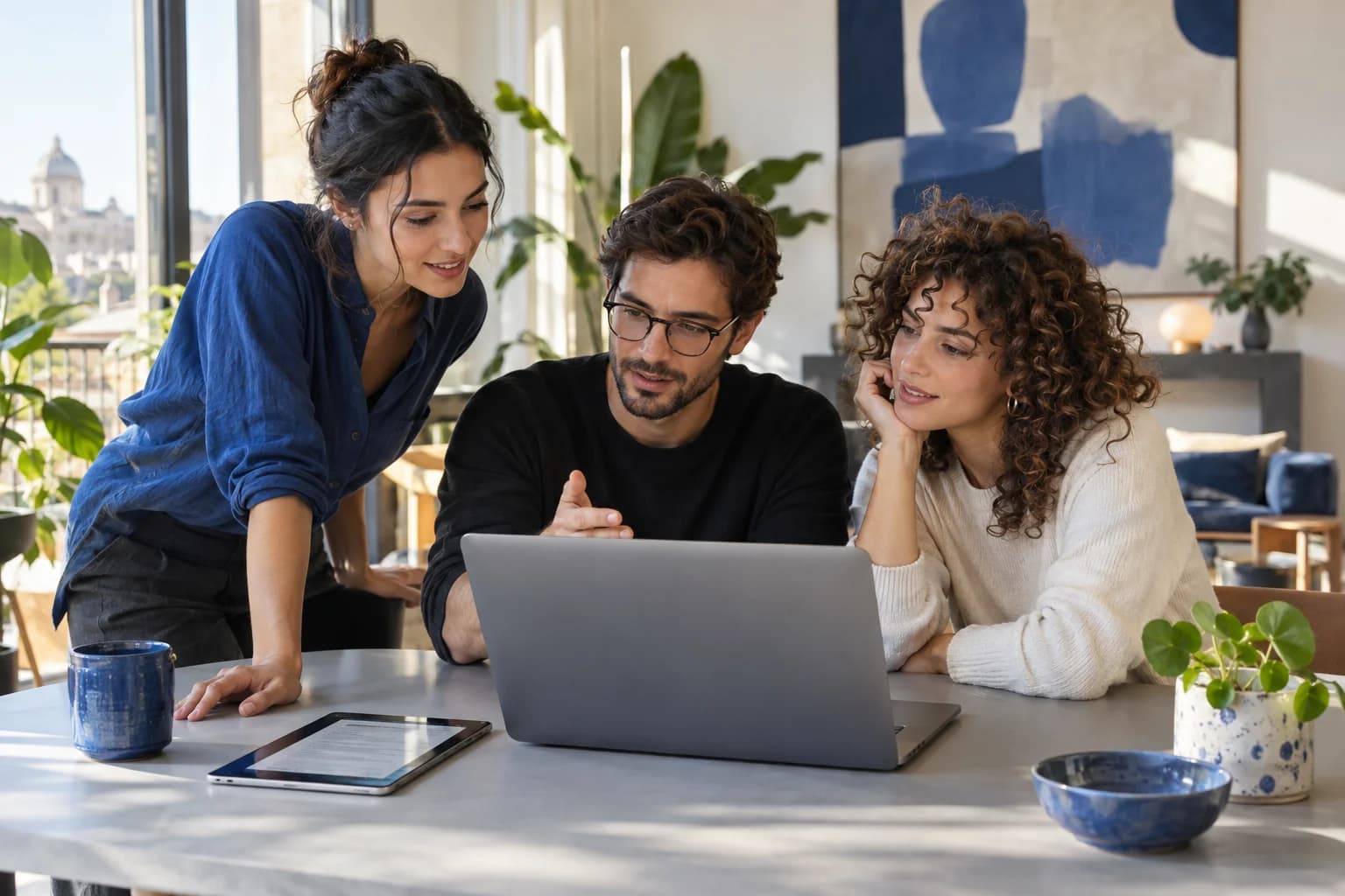 Un gruppo di autori si confronta in uno studio luminoso